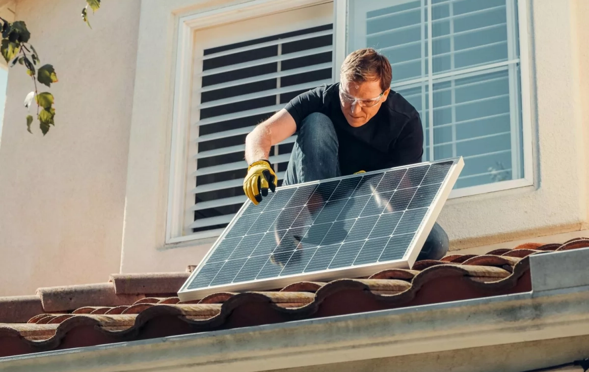 Un profesional realiza una instalación / PEXELS Un profesional realiza una instalación / PEXELS