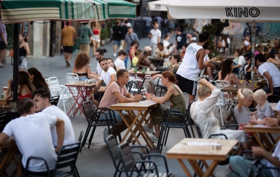 Varias personas sentadas en terrazas en la plaza dels Àngels del Raval / EUROPA PRESS - DAVID ZORRAKINO