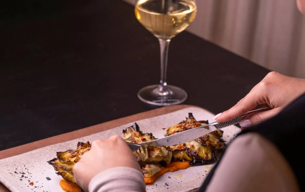 Un consumidor con su plato / PEXELS Un consumidor con su plato / PEXELS