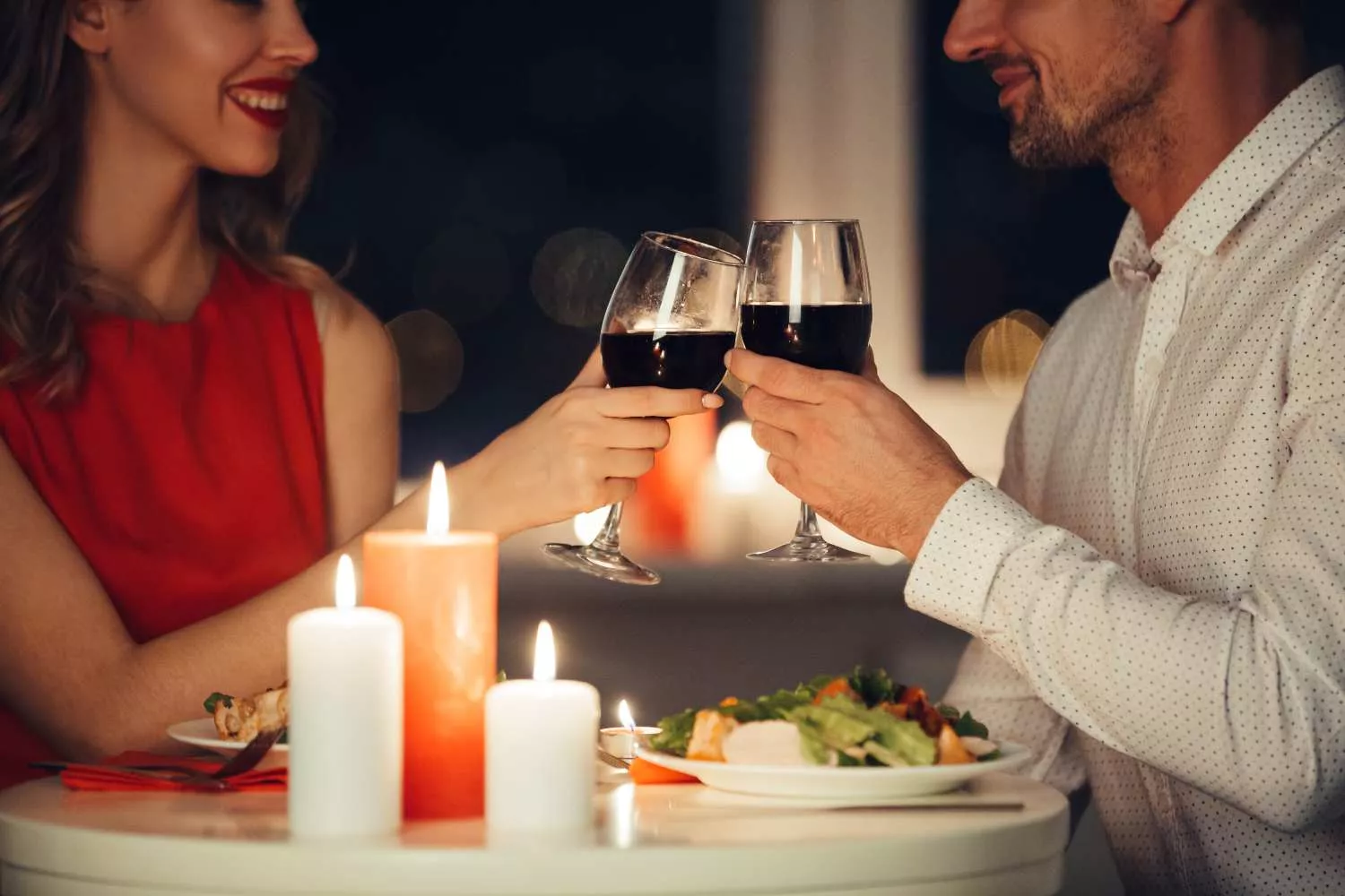 Una pareja celebra San Valentín en un restaurante de Madrid   FREEPIK