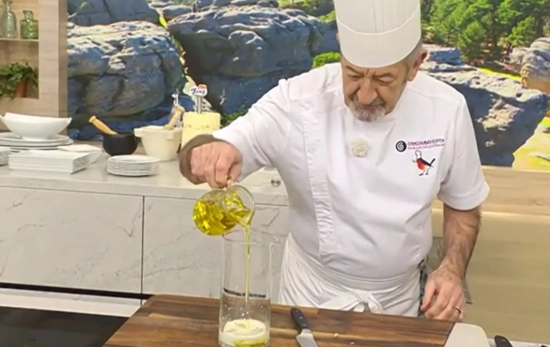 Paso 2 de cómo hacer lactonesa según Karlos Arguiñano/ Antena 3 Paso 2 de cómo hacer lactonesa según Karlos Arguiñano/ Antena 3