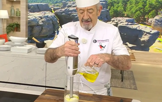 Paso 3 de cómo hacer lactonesa según Karlos Arguiñano/ Antena 3 Paso 3 de cómo hacer lactonesa según Karlos Arguiñano/ Antena 3