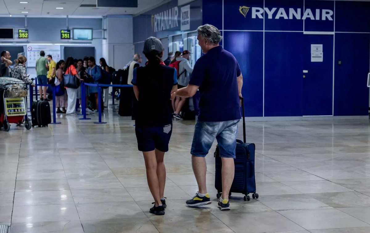 Dos personas en el aeropuerto / EUROPA PRESS - RICARDO RUBIO Dos personas en el aeropuerto / EUROPA PRESS - RICARDO RUBIO