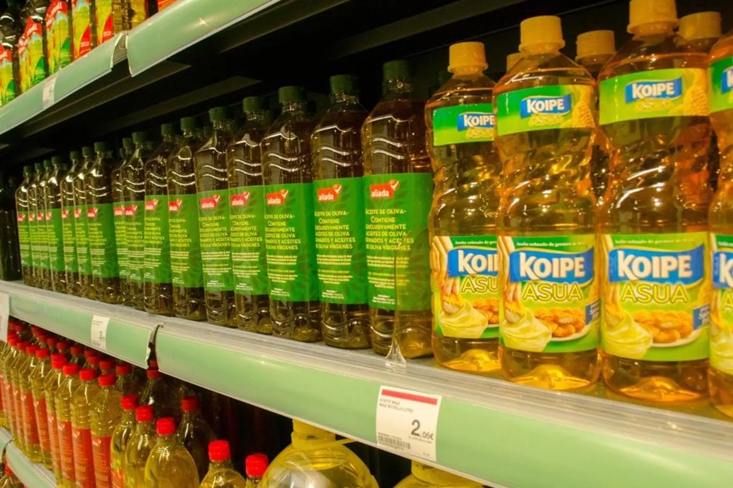 Aceite de oliva y de girasol en un supermercado español EUROPA PRESS