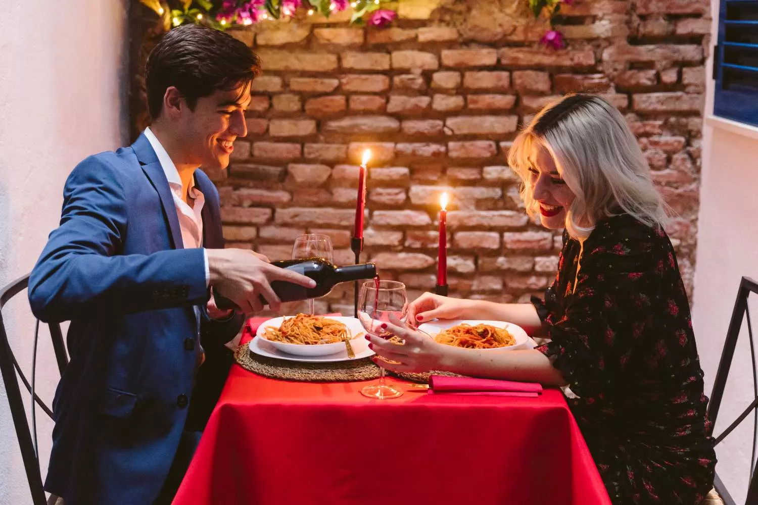 Una pareja durante una cena romántica en San Valentín   FREEPIK