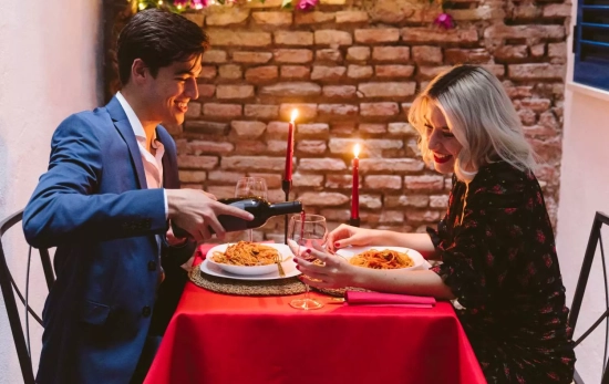 Una pareja durante una cena romántica en San Valentín / FREEPIK Una pareja durante una cena romántica en San Valentín / FREEPIK