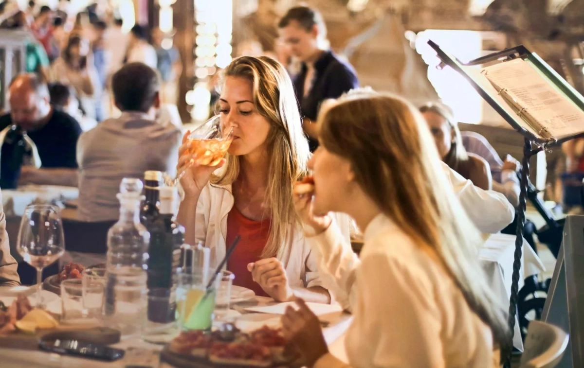 Distintas personas en un restaurante / PEXELS