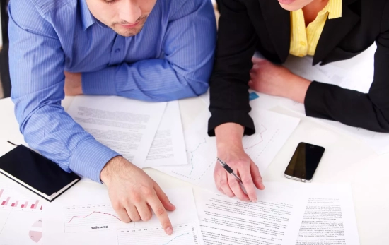 Dos personas revisan unos documentos / FREEPIK - Racool_studio