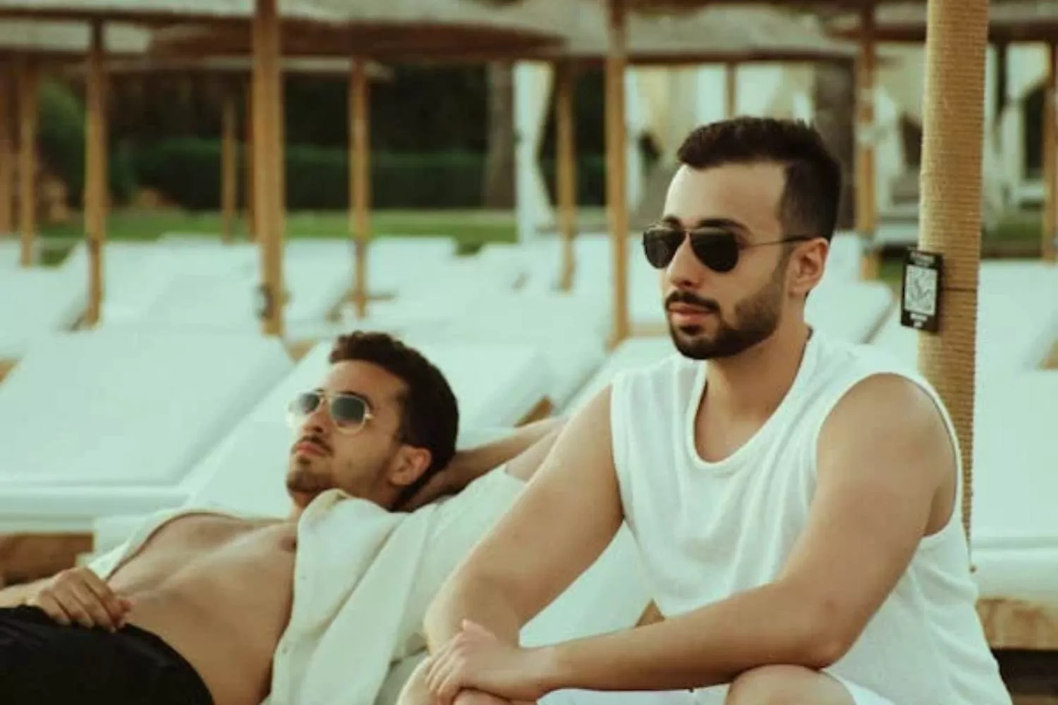Dois homens num hotel gay-friendly / PEXELS