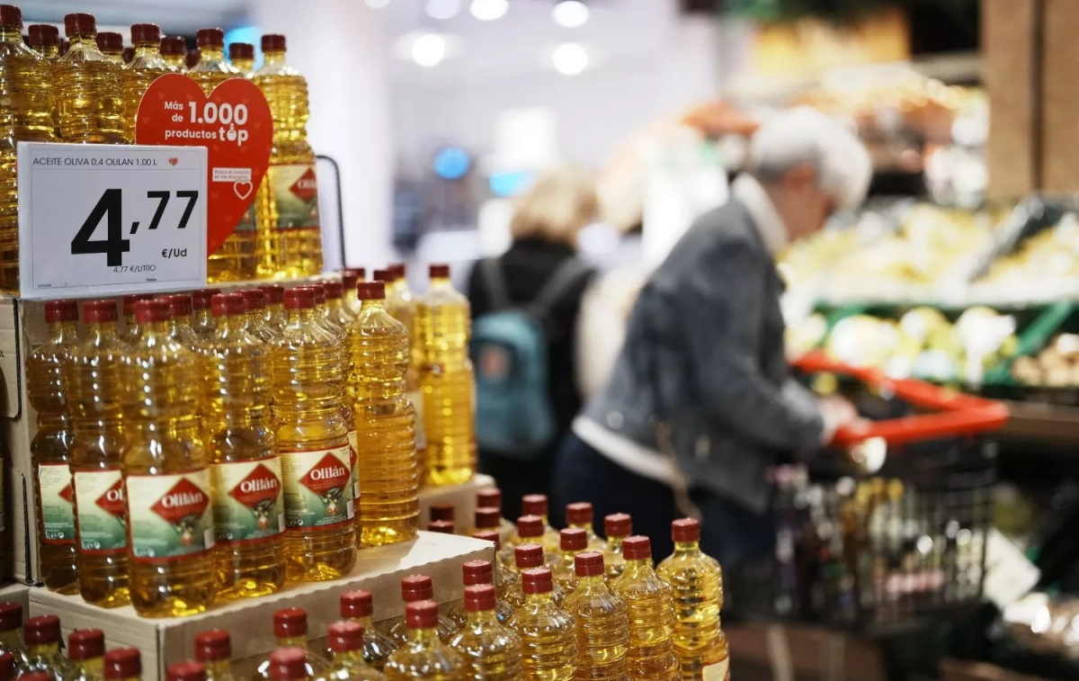 Botellas de aceite en un supermercado Eroski, en marzo de 2023, en Bilbao Botellas de aceite en un supermercado Eroski, en marzo de 2023, en Bilbao