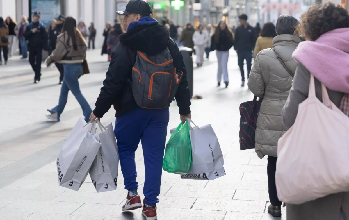 Varias personas con bolsas durante las rebajas de enero / EUROPA PRESS - EDUARDO PARRA Varias personas con bolsas durante las rebajas de enero / EUROPA PRESS - EDUARDO PARRA