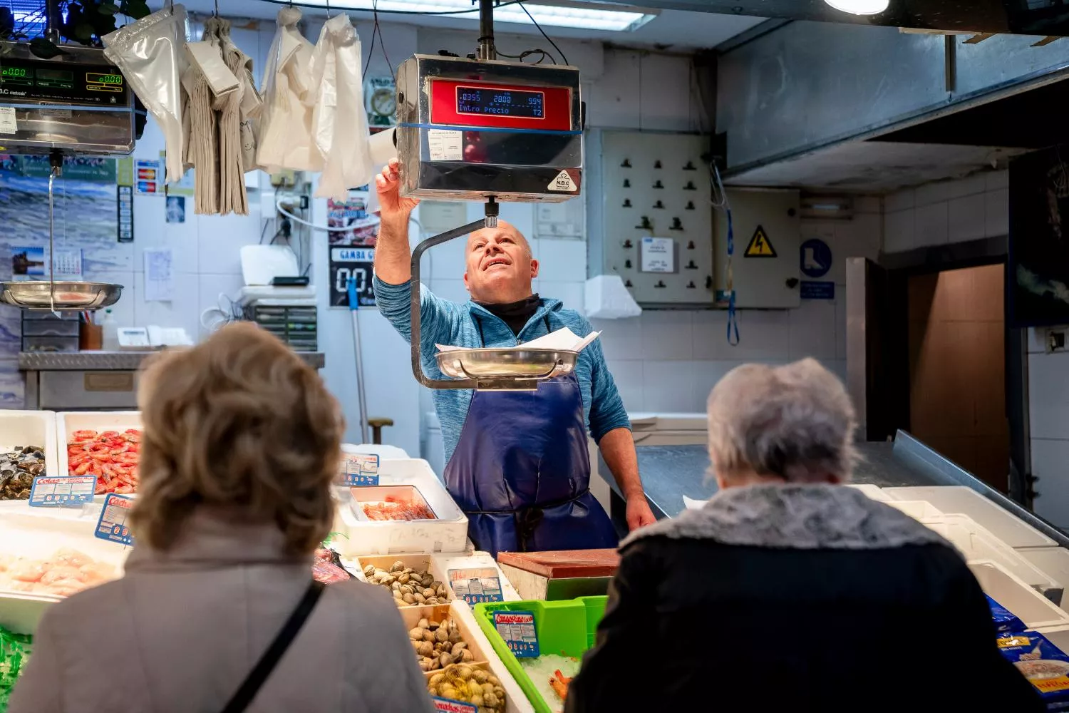 Varias personas hacen la compra comparando el precio por kilo / EUROPA PRESS - A. PEREZ MECA