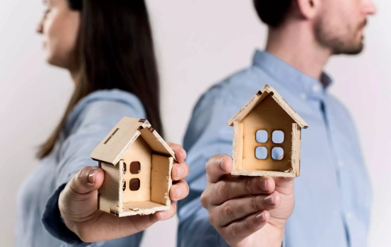 Una pareja que busca una vivienda que no sea una caja de zapatos / FREEPIK Una pareja que busca una vivienda que no sea una caja de zapatos / FREEPIK