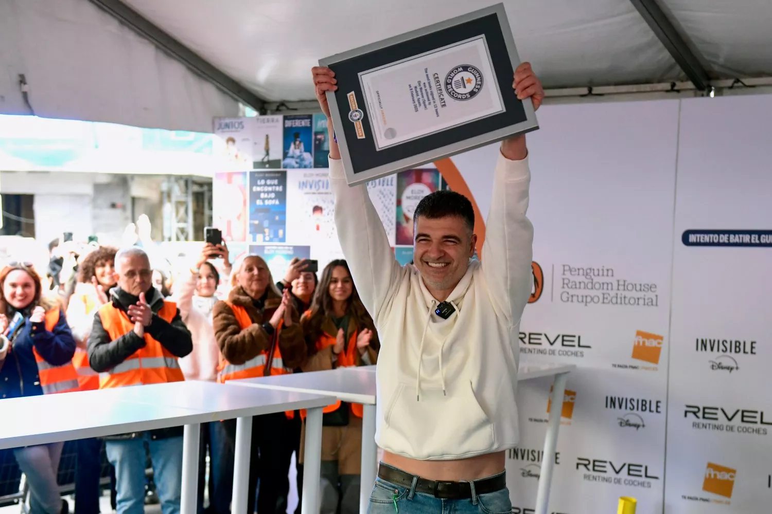 El escritor Eloy Moreno bate el Guinness World Record de libros firmados / Víctor Lerena - EFE