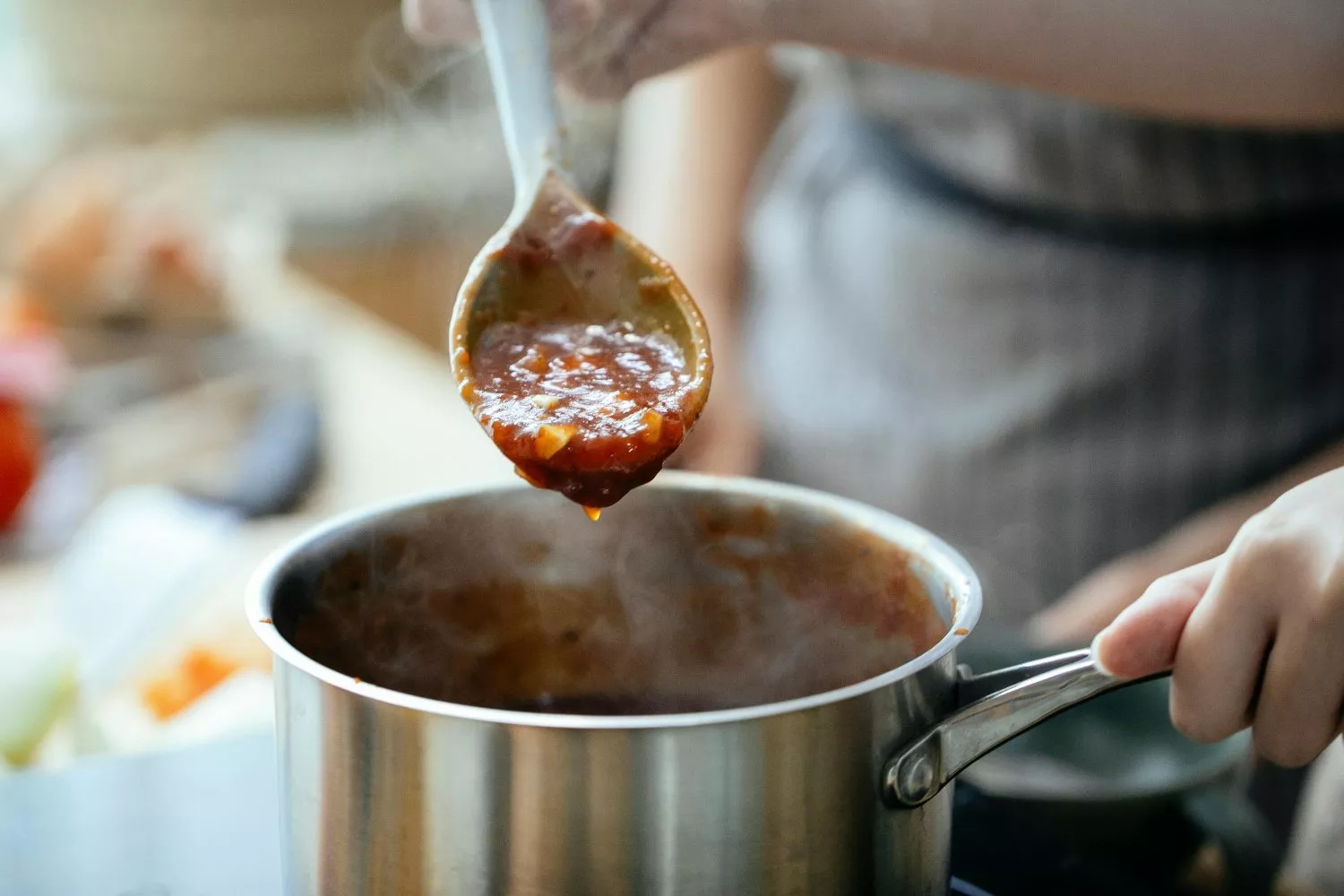 Una persona prepara una salsa con vinagre / PEXELS Una persona prepara una salsa con vinagre / PEXELS