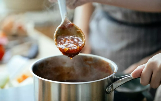 Una persona prepara una salsa con vinagre / PEXELS Una persona prepara una salsa con vinagre / PEXELS