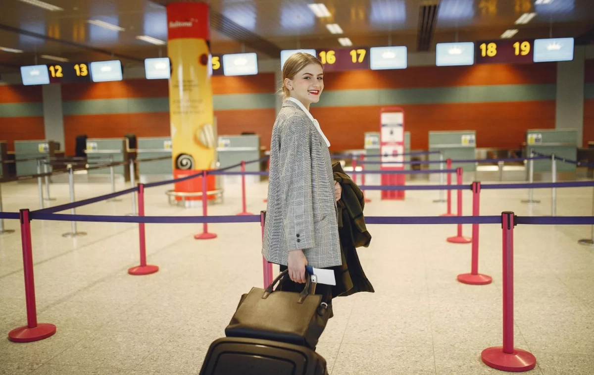 Una mujer con su maleta en el aeropuerto / PEXELS Una mujer con su maleta en el aeropuerto / PEXELS