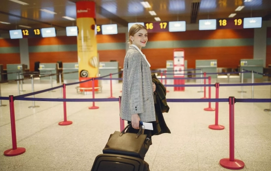 Una mujer con su maleta en el aeropuerto / PEXELS Una mujer con su maleta en el aeropuerto / PEXELS