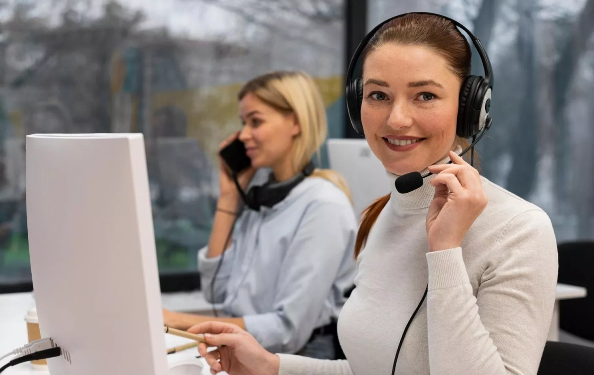 Dos trabajadores de un call center / PIXABAY Dos trabajadores de un call center / PIXABAY