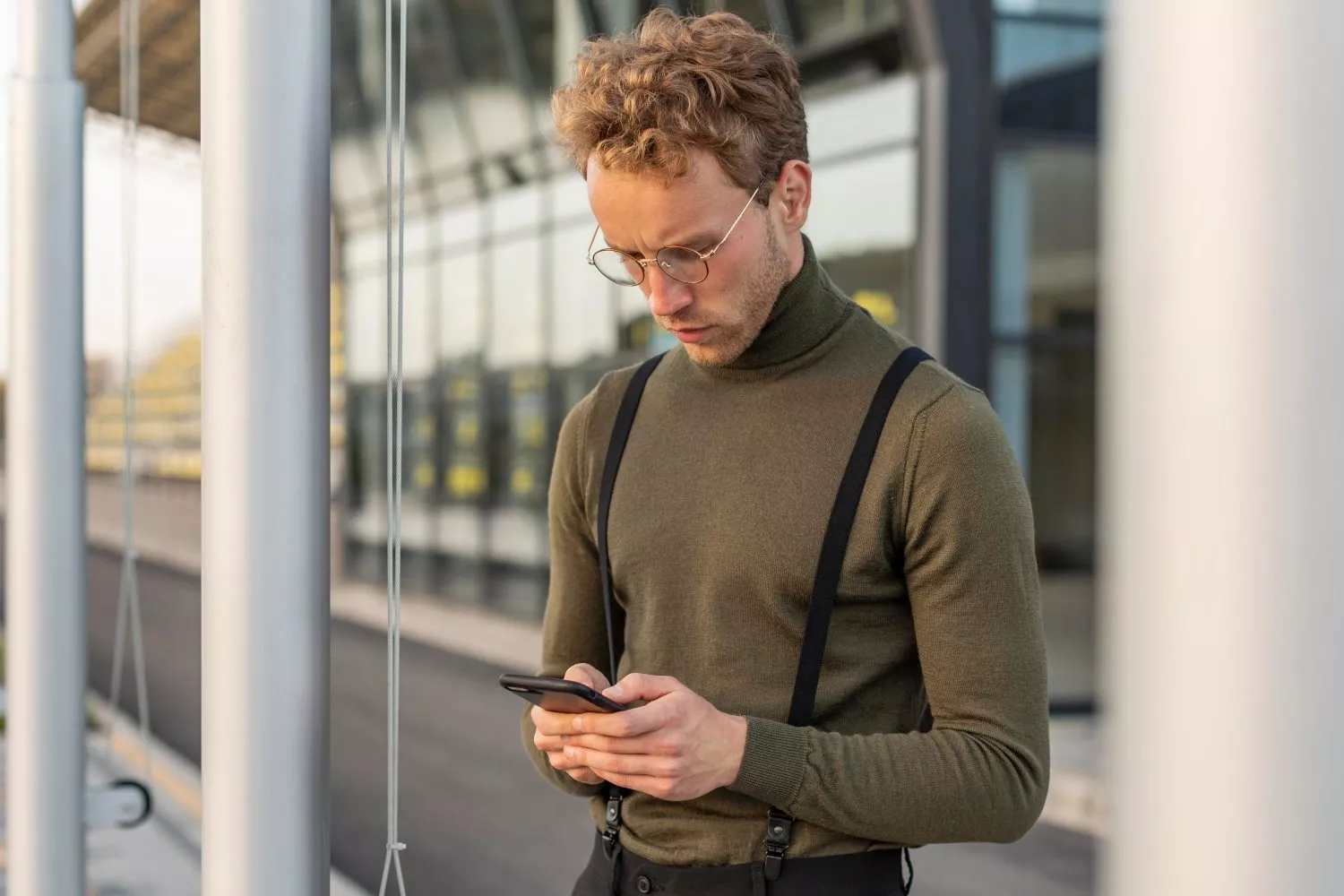 Um homem verifica uma fuga de dados no seu telemóvel / FREEPIK Um homem verifica uma fuga de dados no seu telemóvel / FREEPIK