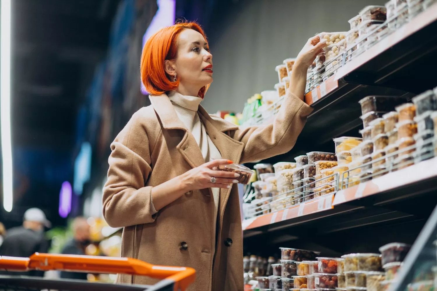 Una compradora ajustando su lista de la compra a su bolsillo en un supermercado / FREEPIK - senivpetro