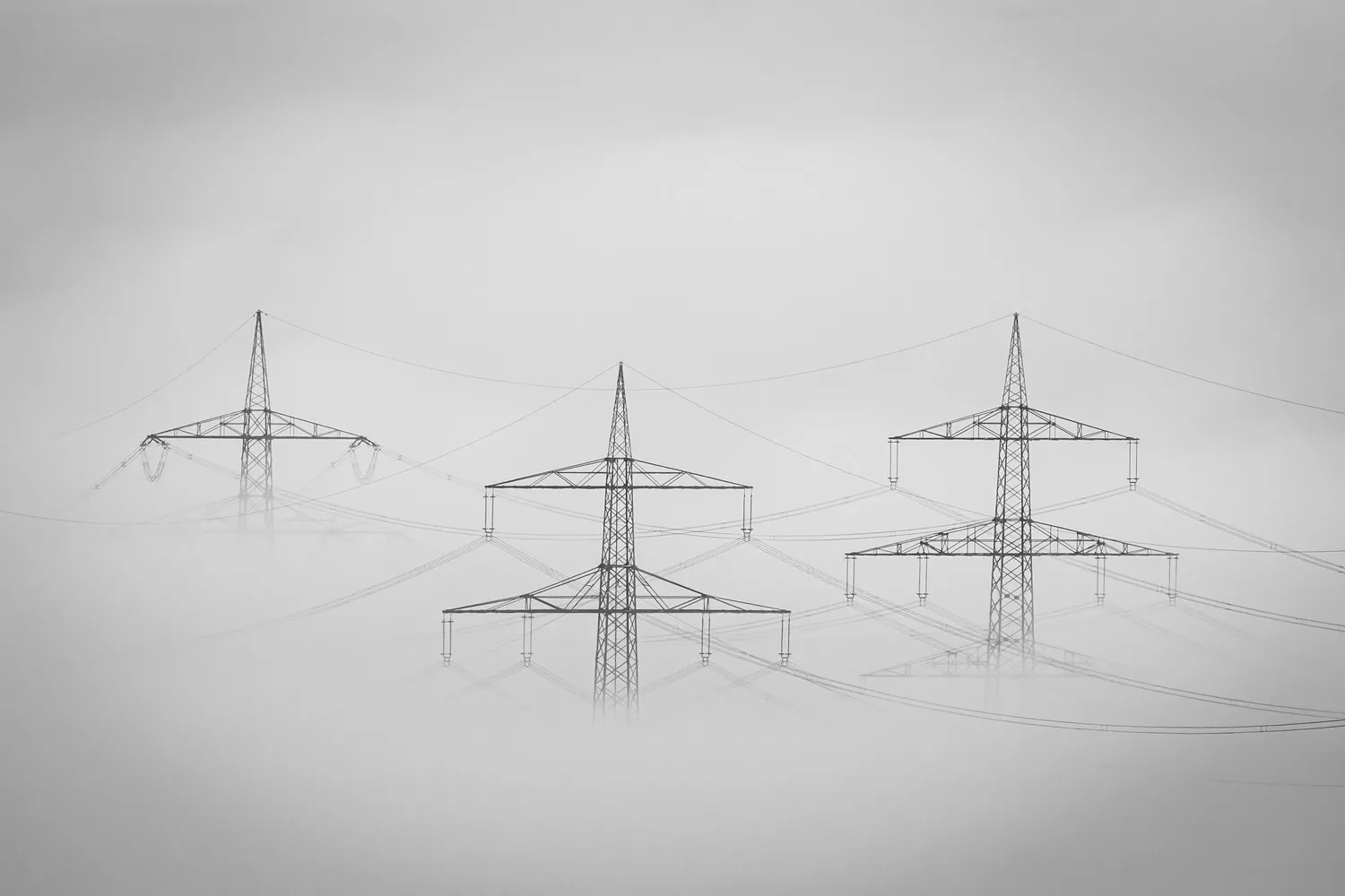 Torres eléctricos que transportan luz PIXABAY