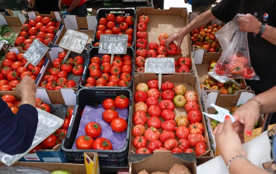 Un puesto con alimentos y sus precios / MARTA FERNÁNDEZ - EUROPA PRESS