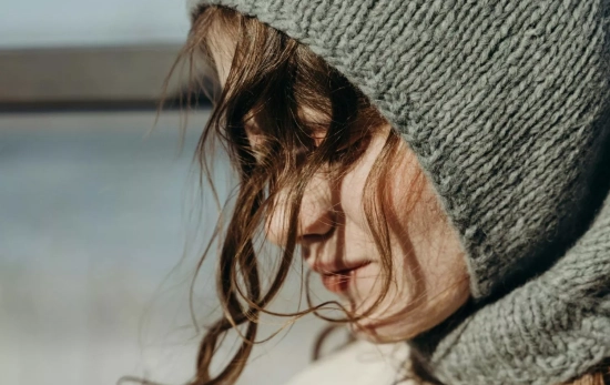 Una mujer con el accesorio más de moda: la balaclava/ PEXELS Una mujer con el accesorio más de moda: la balaclava/ PEXELS