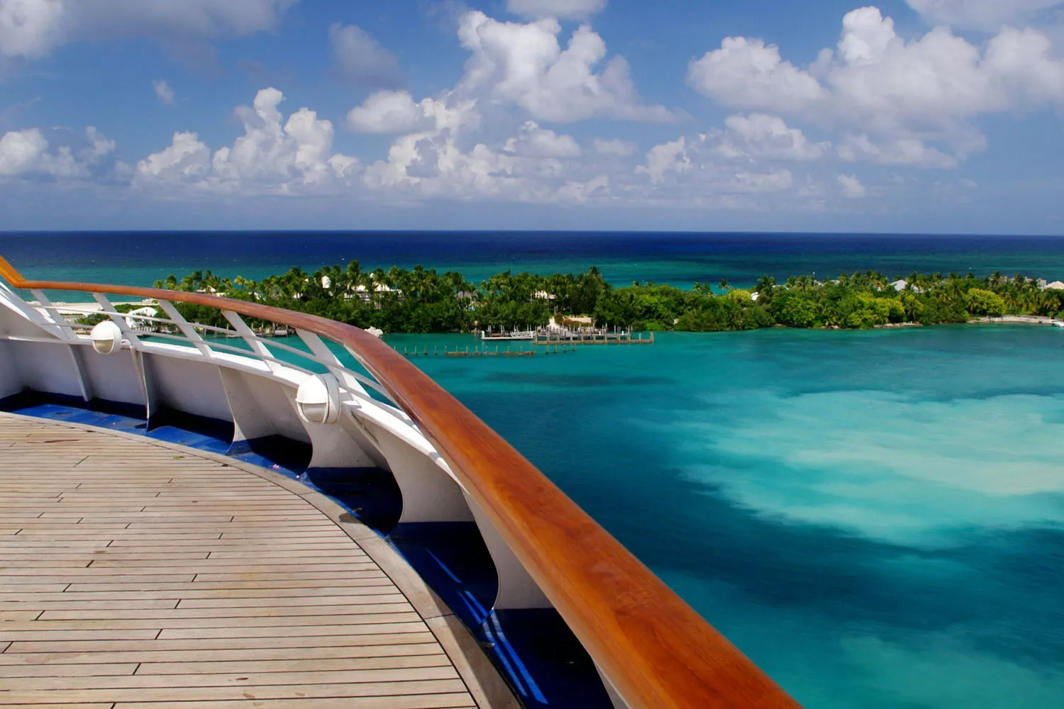 Un crucero frente a una isla del Caribe CRUCEROS DE LUJO