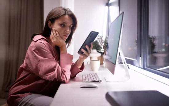 Una mujer agobiada por la cantidad de notificaciones en su móvil / FREEPIK Una mujer agobiada por la cantidad de notificaciones en su móvil / FREEPIK