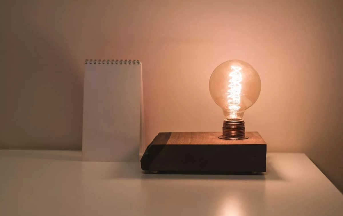 Una bombilla emite luz / PEXELS Una bombilla emite luz / PEXELS