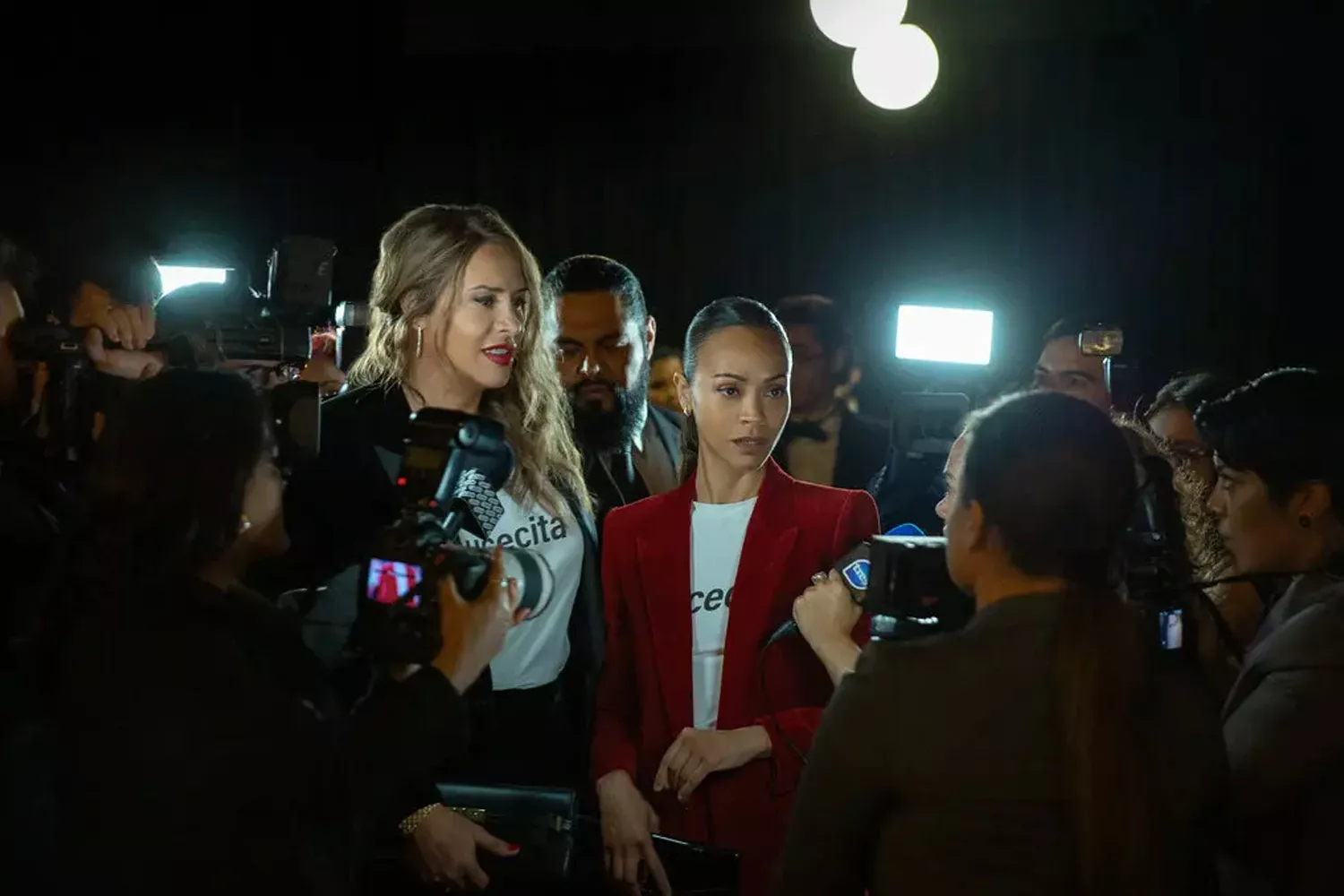 Karla Sofía Gascón y Zoe Saldaña rodeadas de periodistas / PATHE FILMS