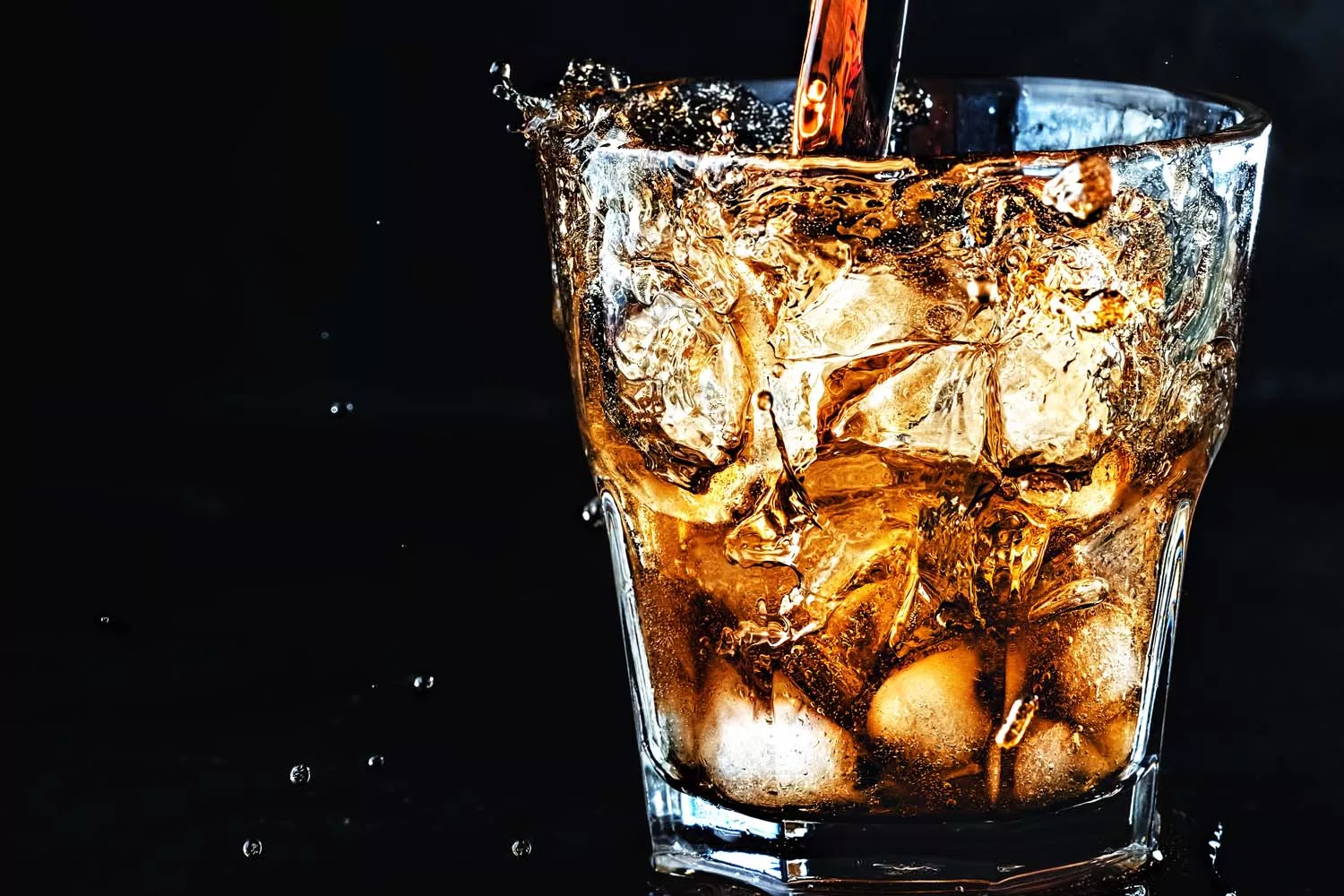 Un vaso con alcohol servido sin dosificador FREEPIK