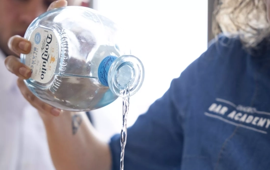 Una experta camarera sirve Don Julio de una botella con dosificador / DIAGEO Una experta camarera sirve Don Julio de una botella con dosificador / DIAGEO