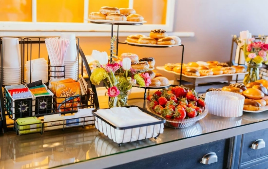 Un mostrador de un buffet libre en el desayuno/ PEXELS Un mostrador de un buffet libre en el desayuno/ PEXELS