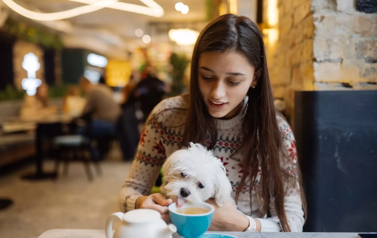 Una chica con su perro / FREEPIK - teksomolika Una chica con su perro / FREEPIK - teksomolika
