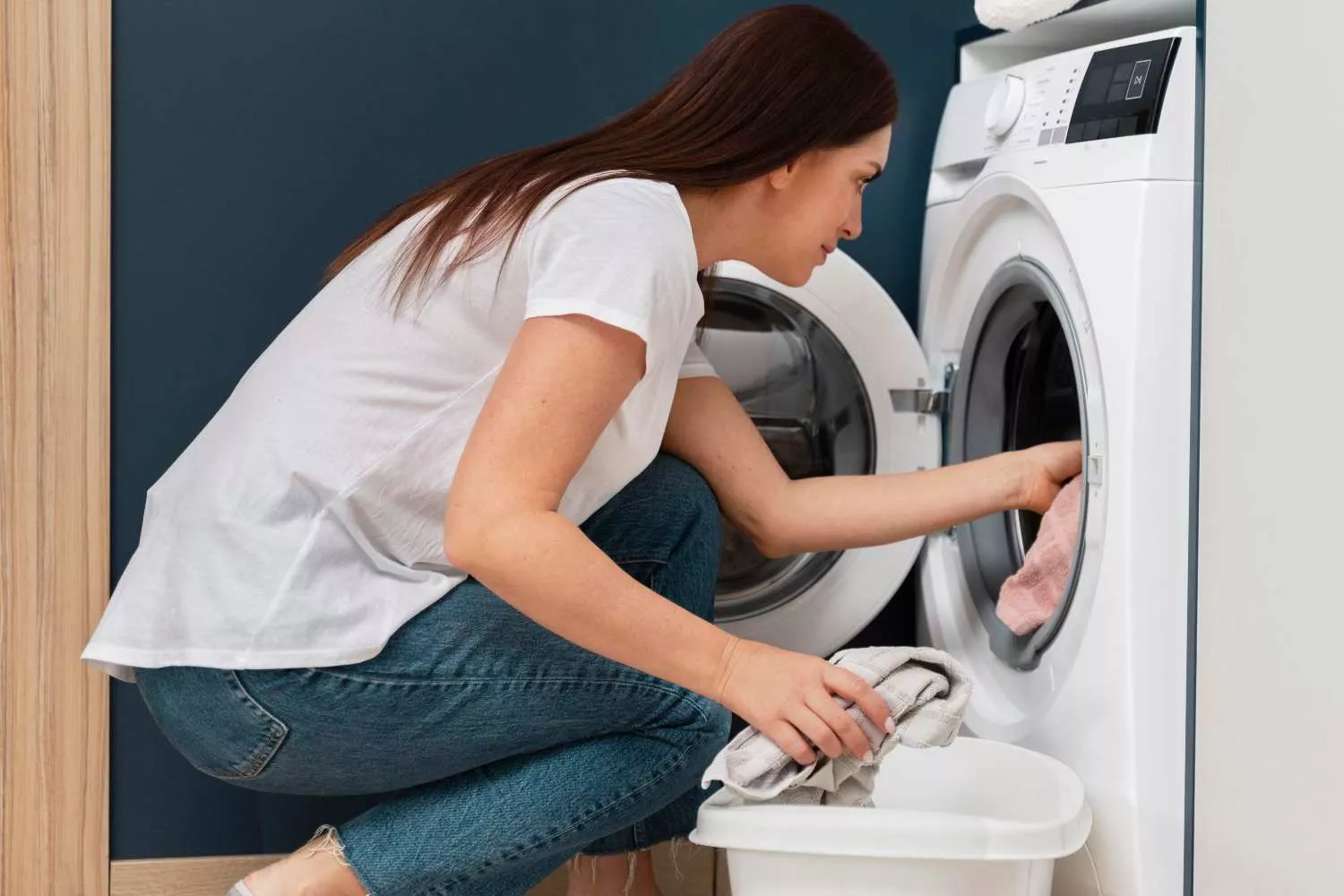 Una usuaria introduce ropa en la secadora electrodoméstico / FREEPIK
