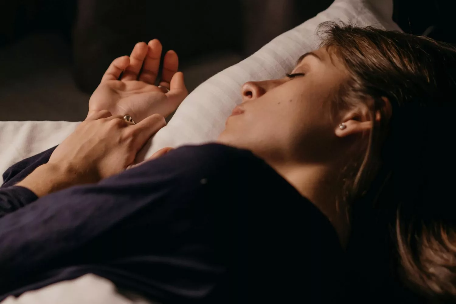 Una mujer durmiendo/ PEXELS
