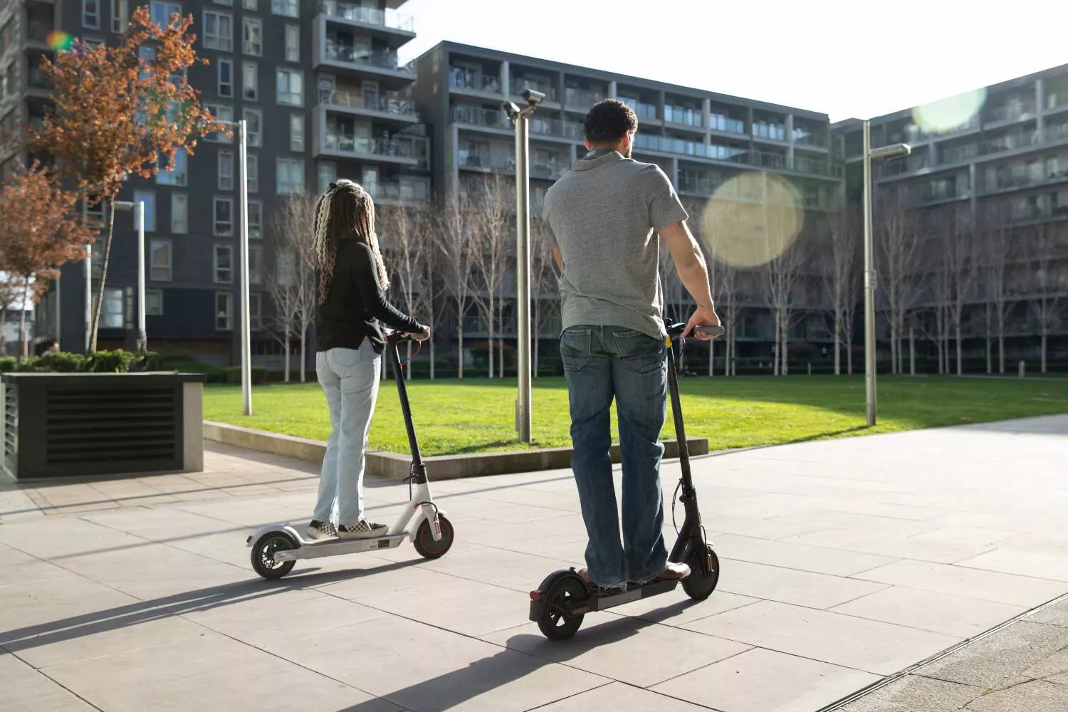 Dos personas con patinetes eléctricos / FREEPIK