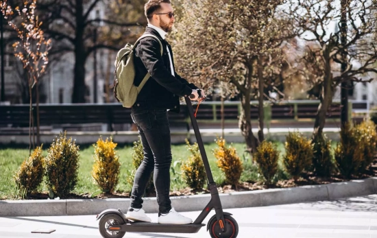 Una persona en patinete eléctrico / FREEPIK Una persona en patinete eléctrico / FREEPIK