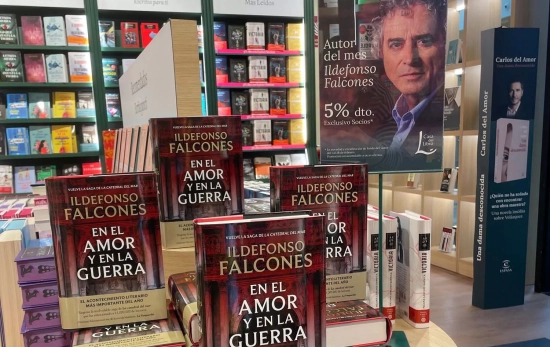 Ejemplares de En el amor y en la guerra de Idelfonso Falcones en la librería La Casa del Libro / PENGUIN LIBROS