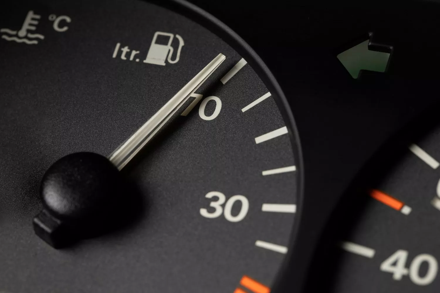 Un indicador que dice cuánta gasolina hay en el depósito   GRUPO MOURE