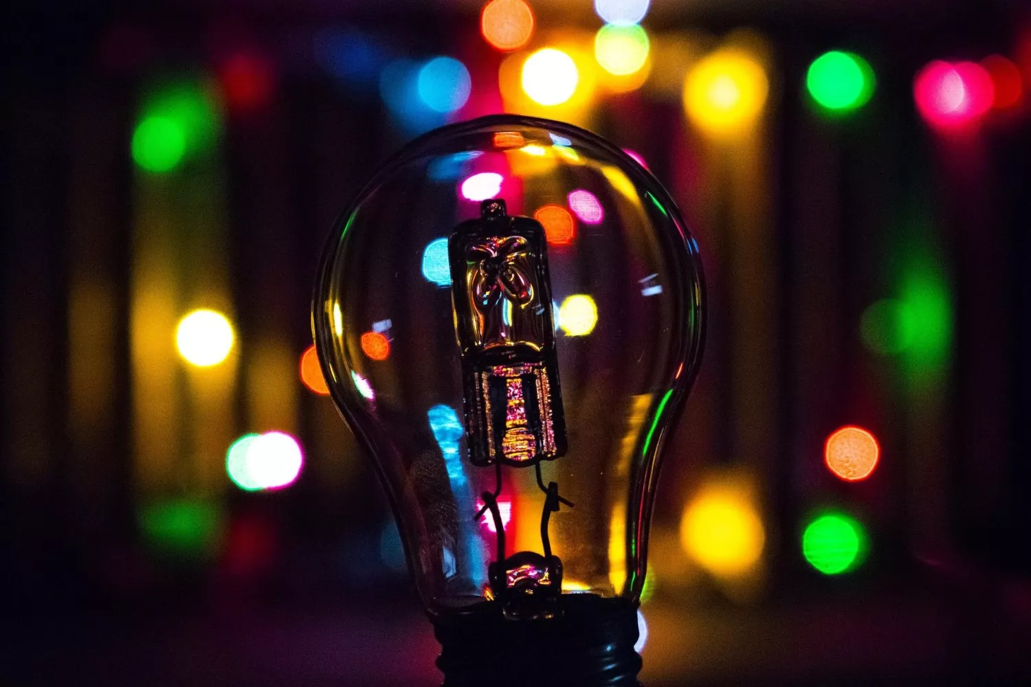 Una bombilla que emite luz / PIXABAY