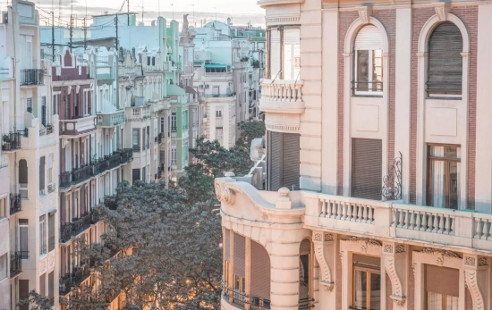 Fachada de pisos en Valencia/ PEXELS Fachada de pisos en Valencia/ PEXELS