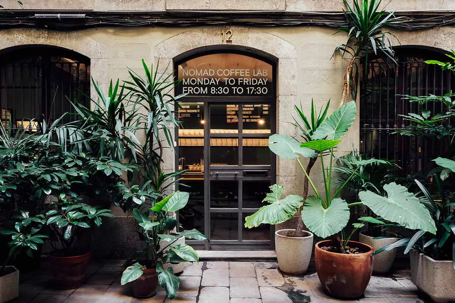 La entrada de Nomad Coffee Lab, un lugar de culto a la cafeterías de especialidad en el Born de Barcelona / NC
