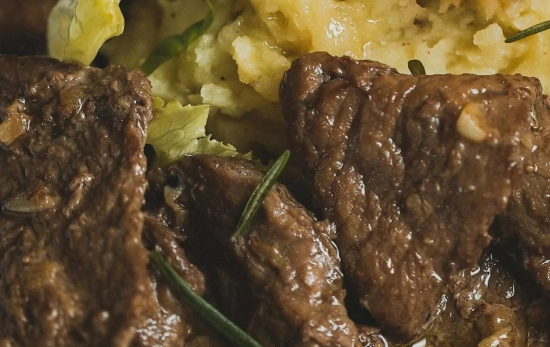 Patatas chafadas con limón acompañando a una carne guisada/ PEXELS Patatas chafadas con limón acompañando a una carne guisada/ PEXELS