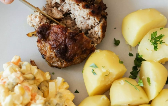 Patatas cocidas con limón de acompañamiento/ PEXELS Patatas cocidas con limón de acompañamiento/ PEXELS