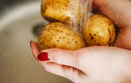 Las patatas han de lavarse bien antes de consumir/ PEXELS Las patatas han de lavarse bien antes de consumir/ PEXELS