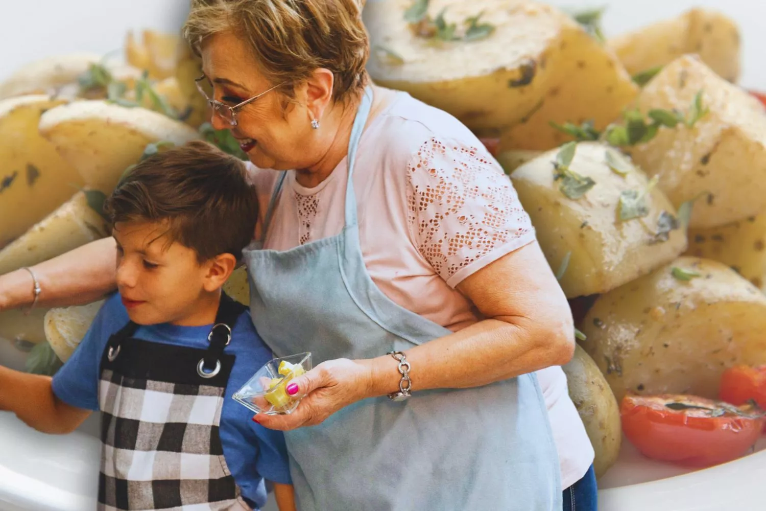 La mejor receta con patatas se hace con tres ingredientes según la receta de la abuela/ Montaje CG