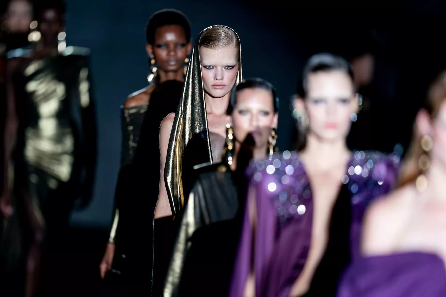Modelos de Michael Costello desfilan en la Mercedes-Benz Fashion Week en 2024 / EP